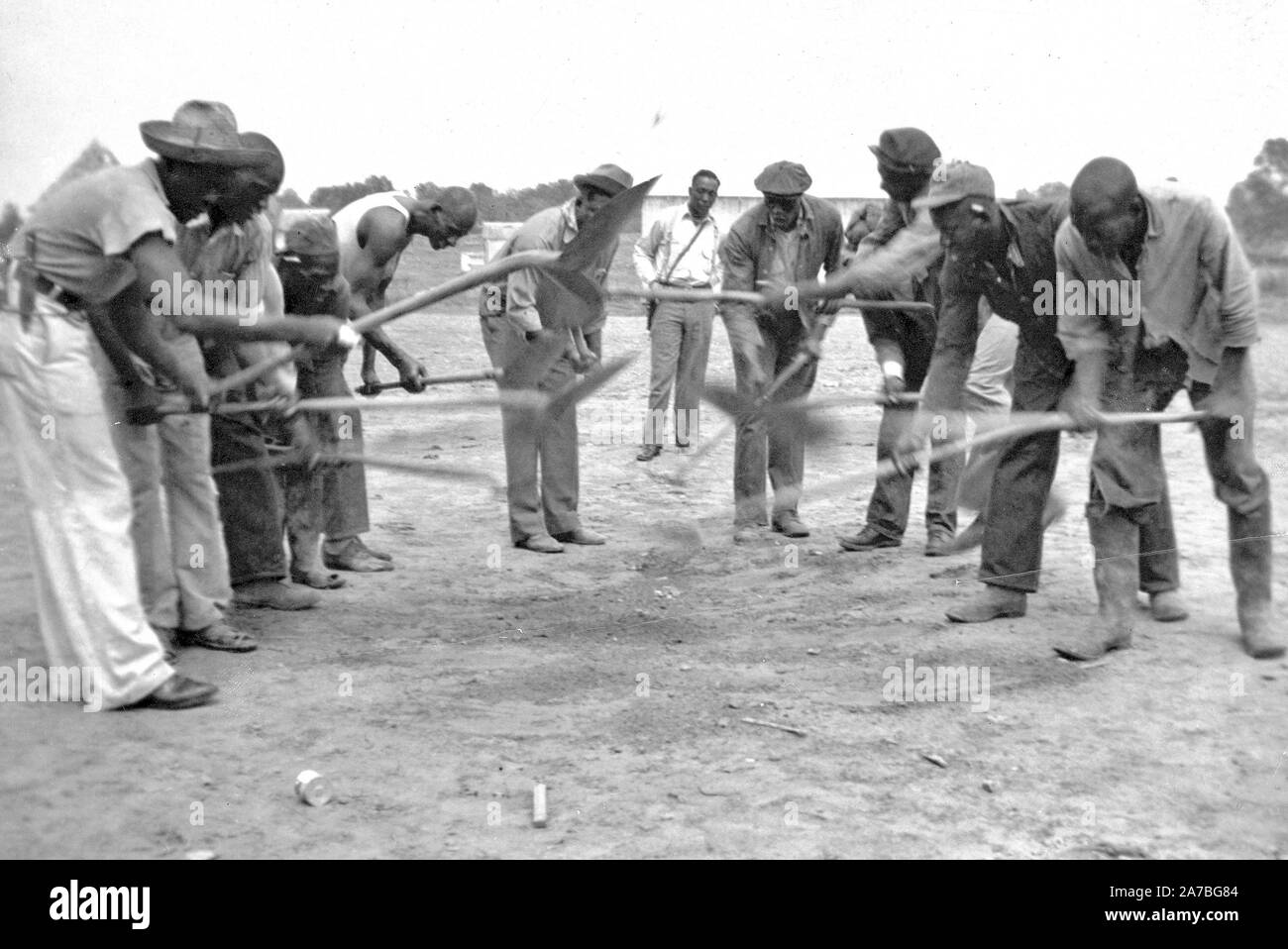 Afrikanische amerikanische Sträflinge arbeiten mit Schaufeln, möglicherweise die Sängerinnen und Sänger von "Rock Island Line" bei Cummins State Farm, Gould, Arkansas, 1934 Stockfoto