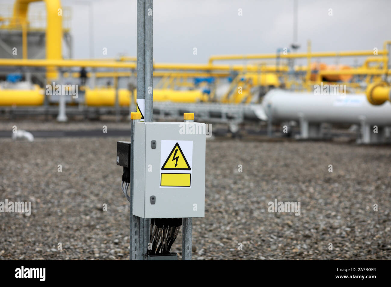 Elektrische Gefährdung Zeichen in einer natürlichen Gasverdichterstation Stockfoto