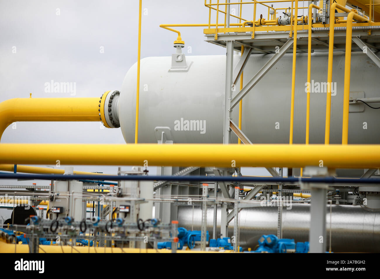 Industrielle Ausrüstung (Rohre, Manometer-/Druckmesser, Hebel, Armaturen, Indikatoren) in einer natürlichen Gasverdichterstation. Stockfoto