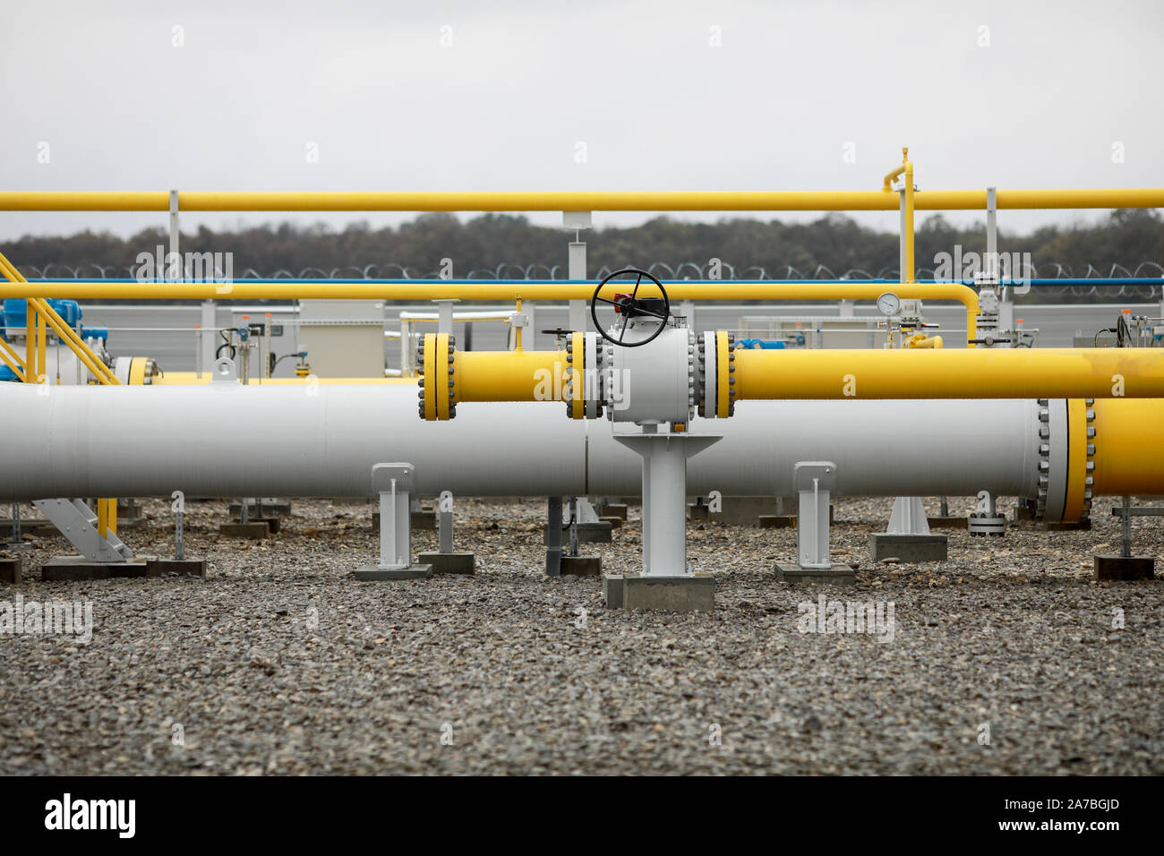 Industrial equipment (pipes, manometer/pressure gauge, levers, faucets, indicators) in a natural gas compressor station. Stockfoto