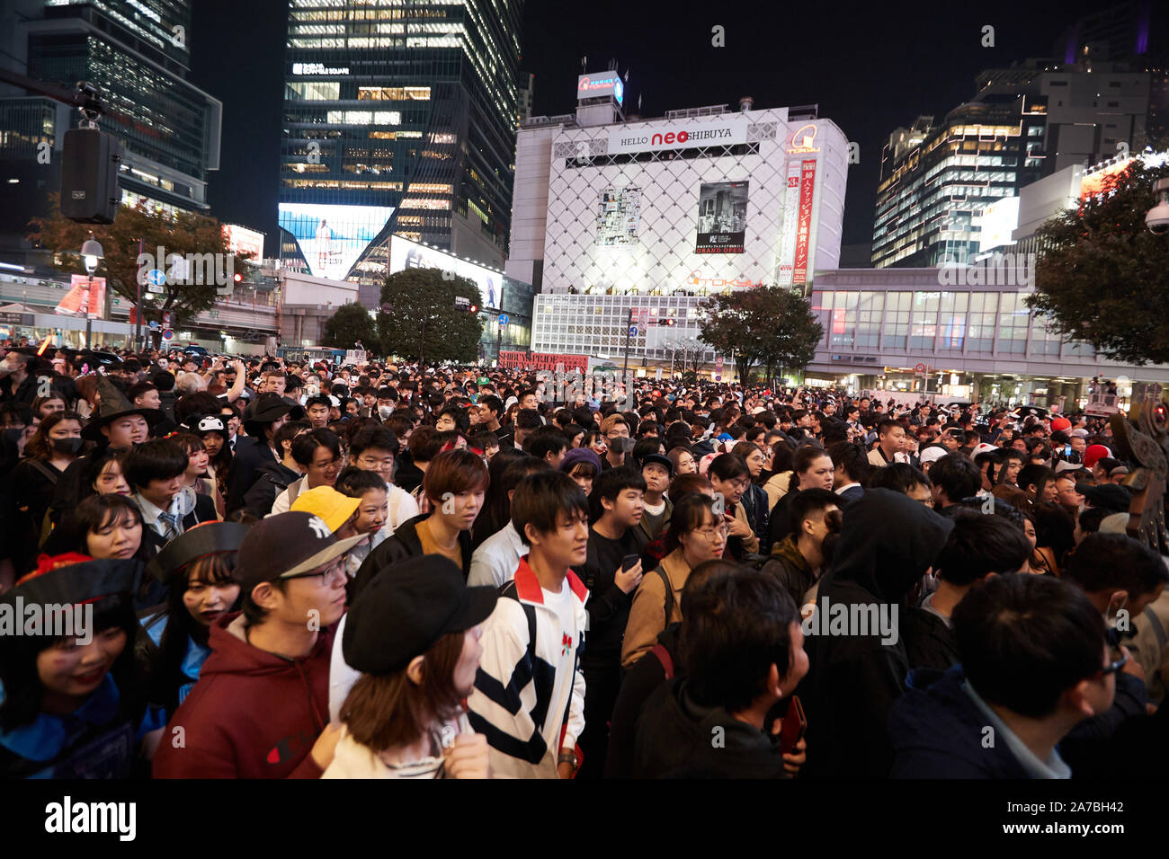 Menschen in Tracht feiern Halloween in Shibuya Entertainment District in Tokio, Japan am 31. Oktober 2019. Quelle: LBA/Alamy leben Nachrichten Stockfoto