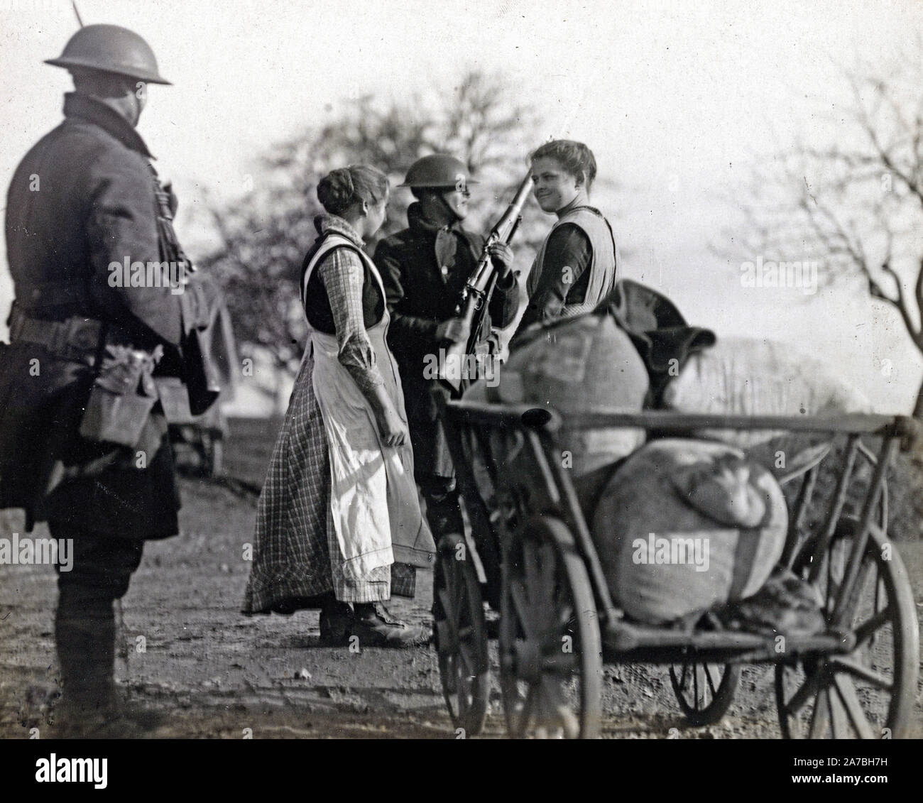 Wachen des 26 Infanterie, 1. Division, untersuchen zwei deutsche Frauen und eine Cartload der Mahlzeit. Hundsaugen, Deutschland Ca. 12/29/1918 Stockfoto