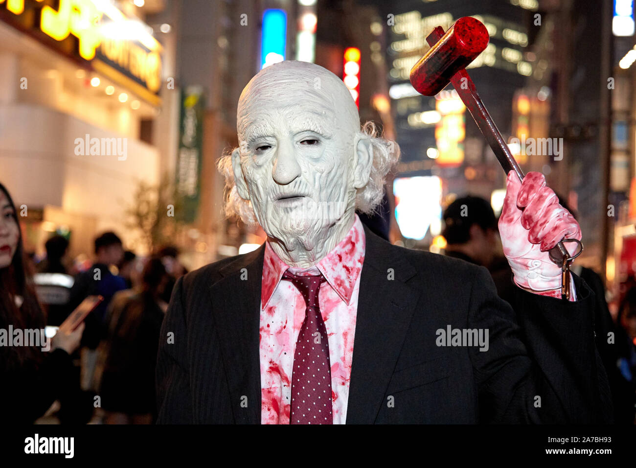 Menschen in Tracht feiern Halloween in Shibuya Entertainment District in Tokio, Japan am 31. Oktober 2019. Quelle: LBA/Alamy leben Nachrichten Stockfoto