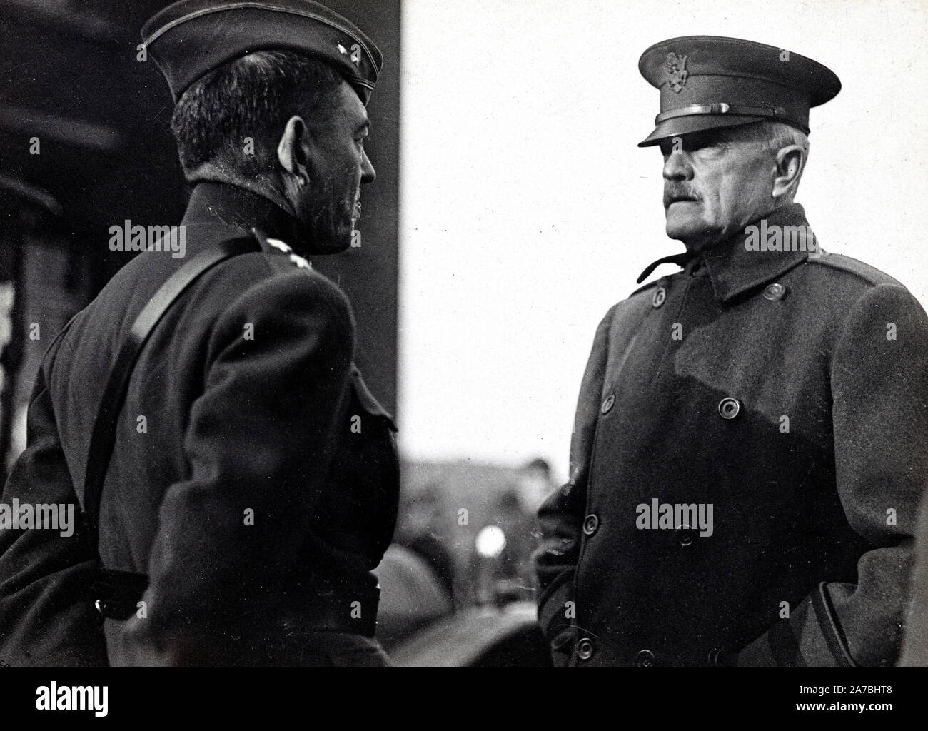 Major General J.A. Lejeune, US-M.C., Kommandeur der 2. Division, in der Armee der Okkupation, und General John J. Pershing, Befehlen A.E.F., bei Heddsdorf, Deutschland, anlässlich einer Inspektion von General Pershing Ca. 12/22/1918 Stockfoto