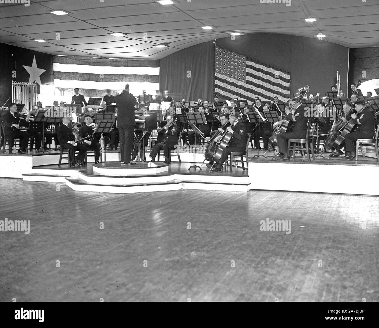 Dieses Foto zeigt einen Teil der US Navy Band 95-teilig Symphony Orchestra zum ersten Mal. Dieses Orchester unter der Leitung von Leutnant Charles Veder, wird ihr erstes Konzert im Navy Yard Sail Loft Dienstag Nacht geben (11/26/35) - Foto genommen 11/25/1935 Stockfoto