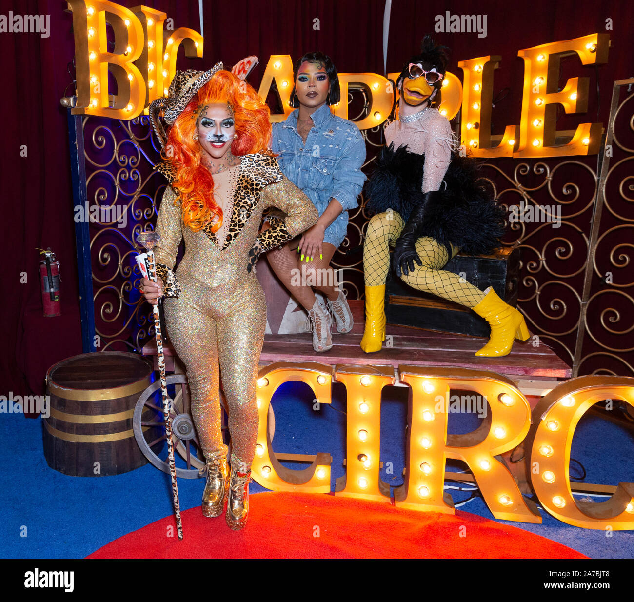 New York, NY - 31. Oktober 2019: Shangela, Vanessa Mateo und Aquarien im VIP-Bereich stellen während der Halloween Ball am Big Apple Circus am Lincoln Center Stockfoto