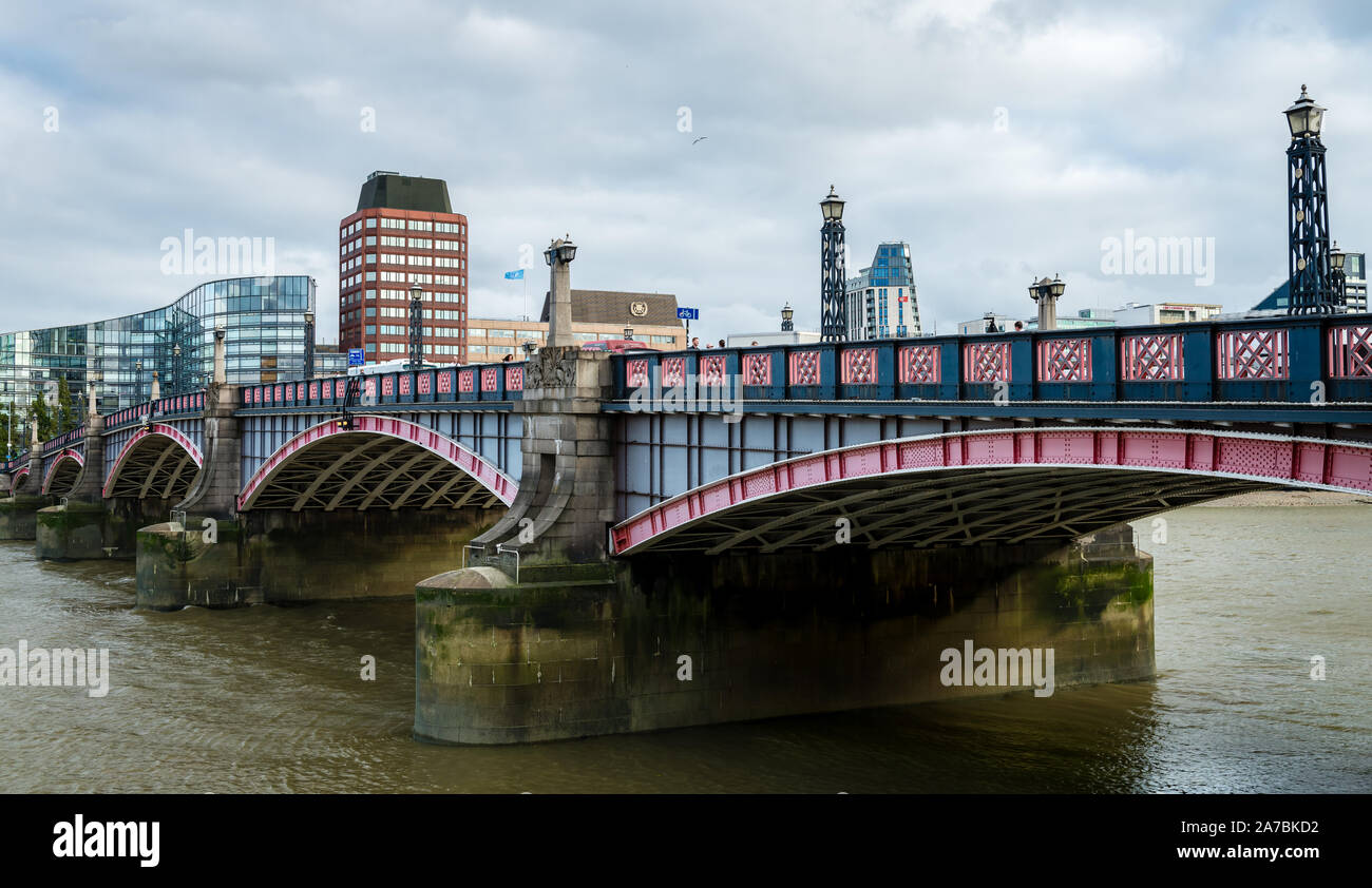 Lambeth Bridge, von Millbank aus gesehen. Es handelt sich um eine Straßen- und Fußgängerbrücke, die die Themse in Ost-westlicher Richtung im Zentrum Londons überquert. Stockfoto