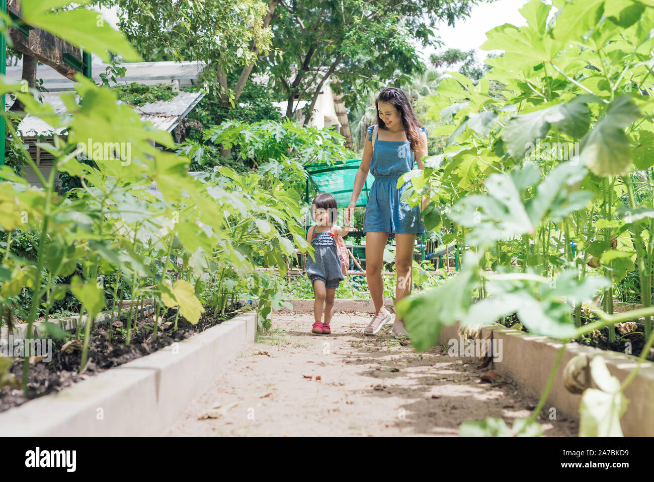 Gerne asiatische Tochter Gartenarbeit mit ihrer Mutter Stockfoto