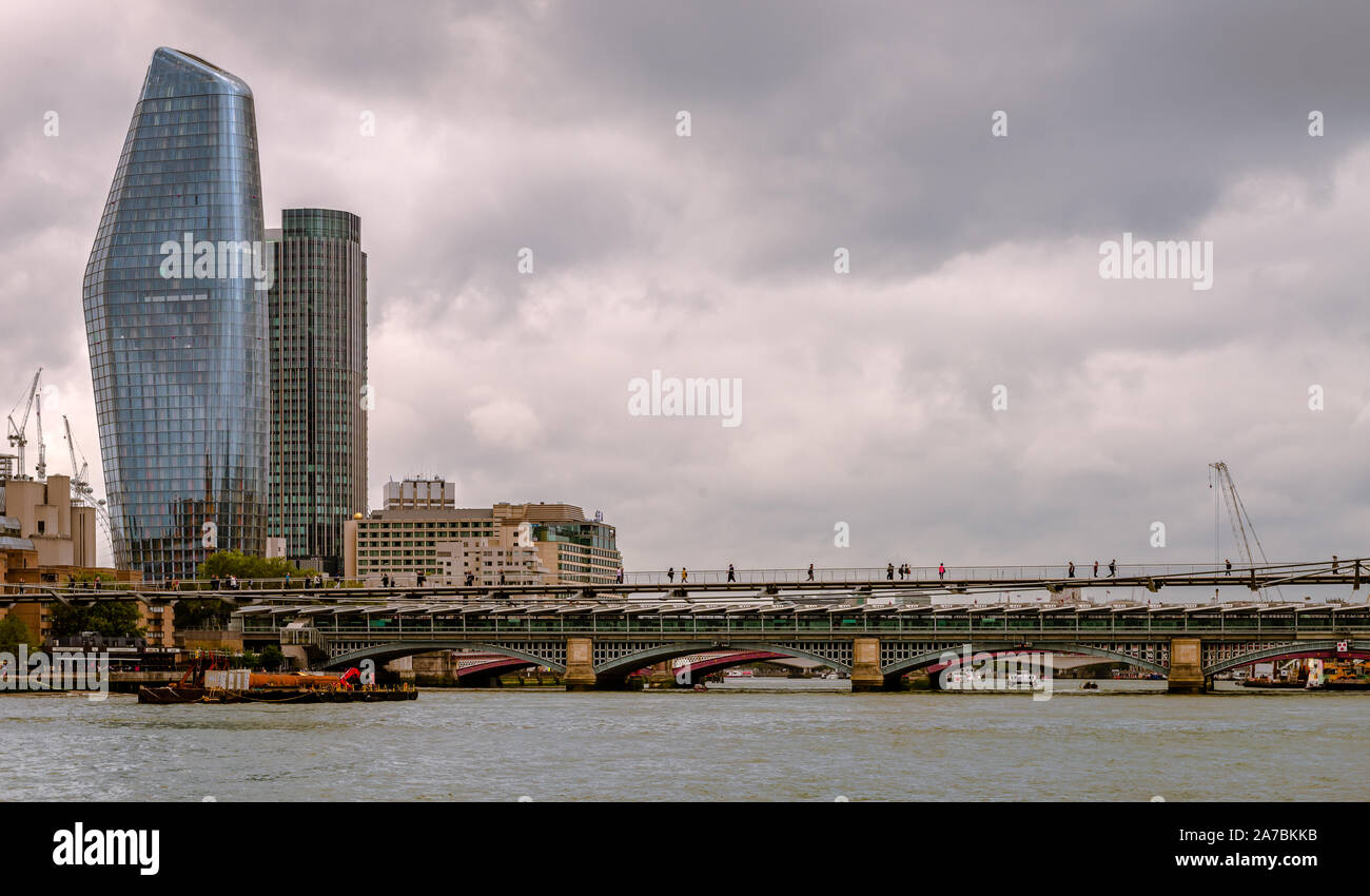 Die Millennium Bridge, die Blackfriars Railway & The Blackfriars Bridge und die kaum gesehene Waterloo Birdge mit der Skyline von Bankside. London, Großbritannien. Stockfoto