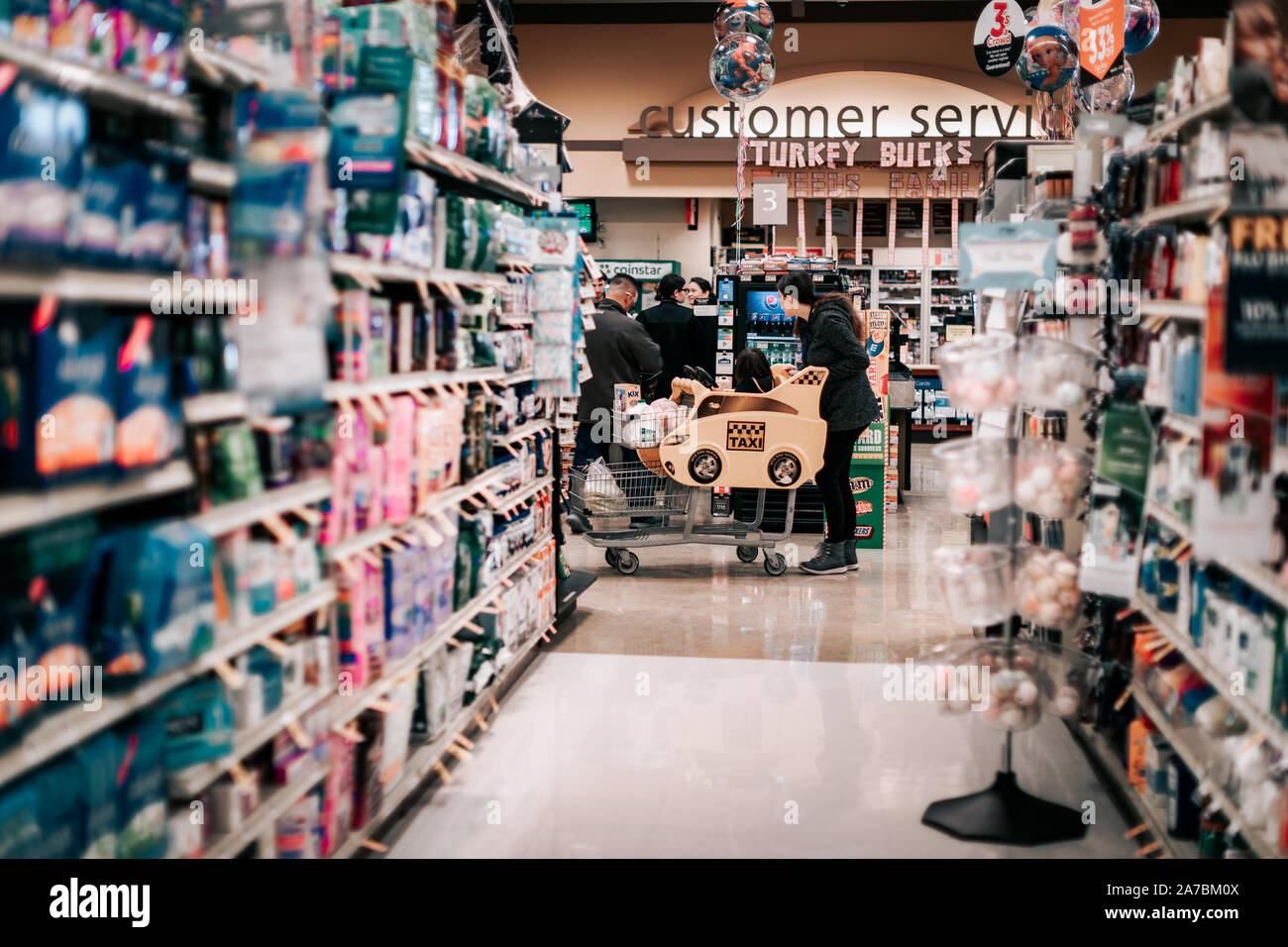 Beaverton, Oregon - Oct 31, 2019: Kunden einkaufen im Safeway Supermarkt Kette in Oregon Stockfoto