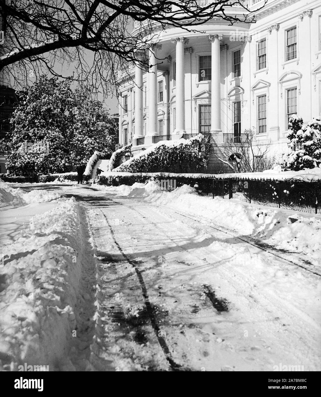 Schnee und gefrorenen Regen verbinden sich zu einem ungewöhnlichen Tippen Sie hier, um den Pfad zu den Executive Wing des Weißen Hauses auf der Südseite zu geben. 1/24/35 Stockfoto