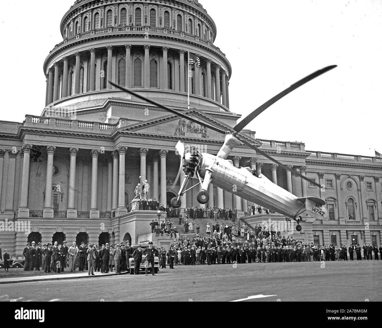 Ein Hubschrauber vom Typ Flugzeug landet auf dem US Capitol Ca. April 28, 1936 Stockfoto