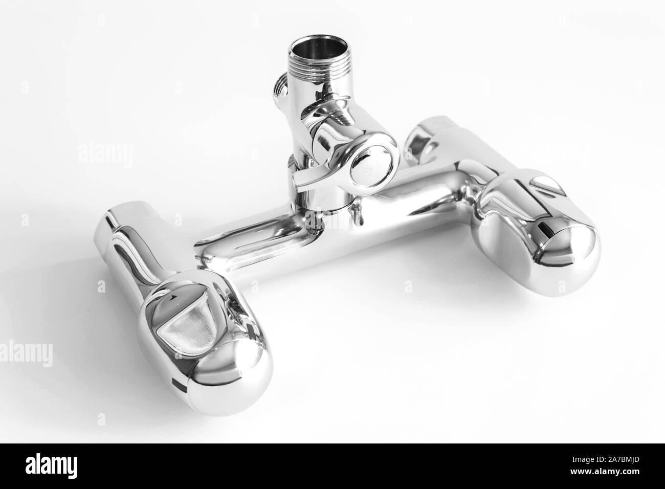 Leitungswasser von Chrom Material auf weißem Hintergrund. Stockfoto