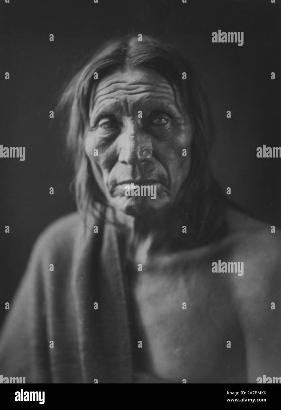 Edward S. Curtis Native American Indians - Big Head, Kopf und Schultern portrait Ca. 1905 Stockfoto