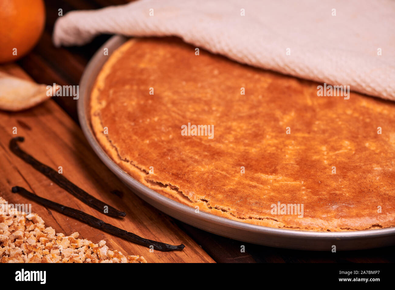 Warmen hausgemachten italienischen Ricotta Käsekuchen mit gehackten kandierten Orangenschalen auf Holz- Hintergrund. Italienisches Rezept. Stockfoto
