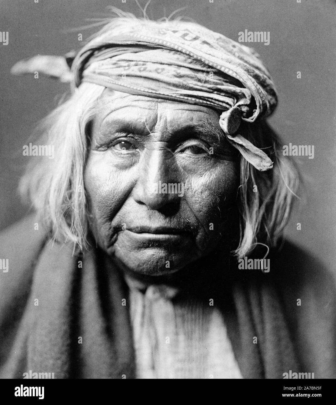 Edward S. Curtis Native American Indians - Apache Indian, Kopf und Schultern portrait Ca. 1906 Stockfoto