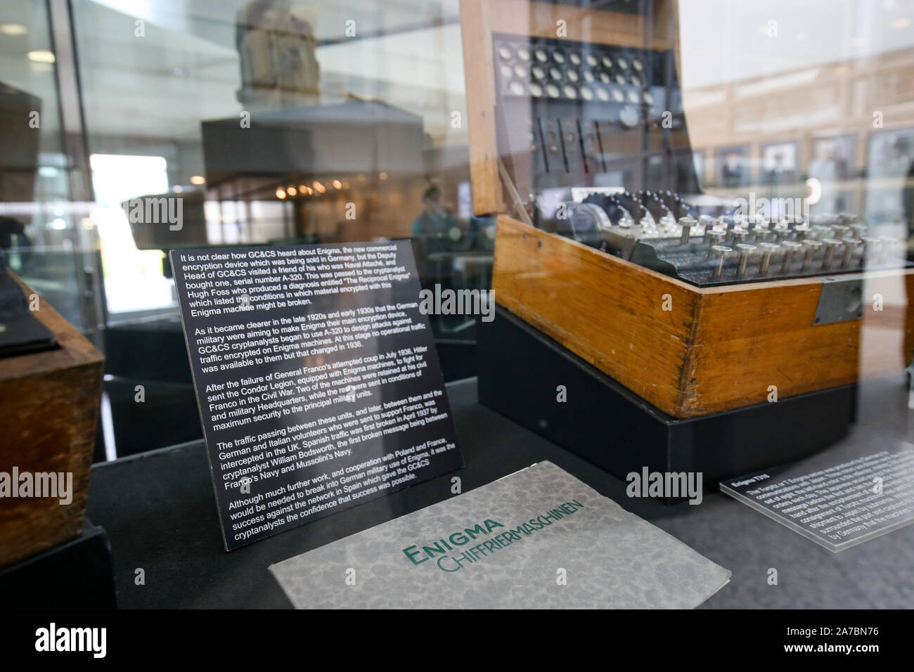 Ein Enigma Maschine auf Show in Government Communications Headquarters, die gemeinhin als GCHQ, die Intelligenz und Sicherheit Organisation für die Bereitstellung von Signalen Intelligenz und Informationen der Regierung und der Streitkräfte des Vereinigten Königreichs, in Cheltenham zuständig. Stockfoto