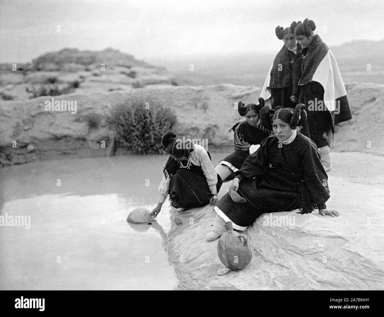 Edward S. Curtis Native American Indians - Fünf Hopi Mädchen, Wasser in Krügen Ca. 1906 Stockfoto