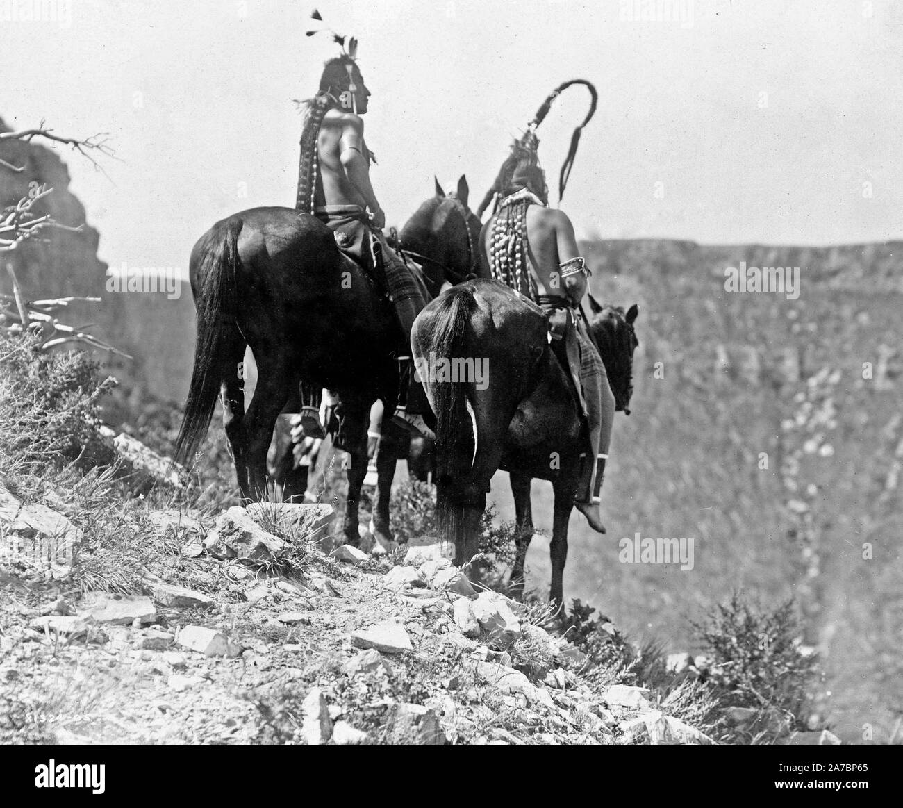 Edward S. Curtis Native American Indians-Packs der Hut und die Art und Weise, zwei Crow Indianer auf dem Pferd, Montana Ca. 1905 Stockfoto