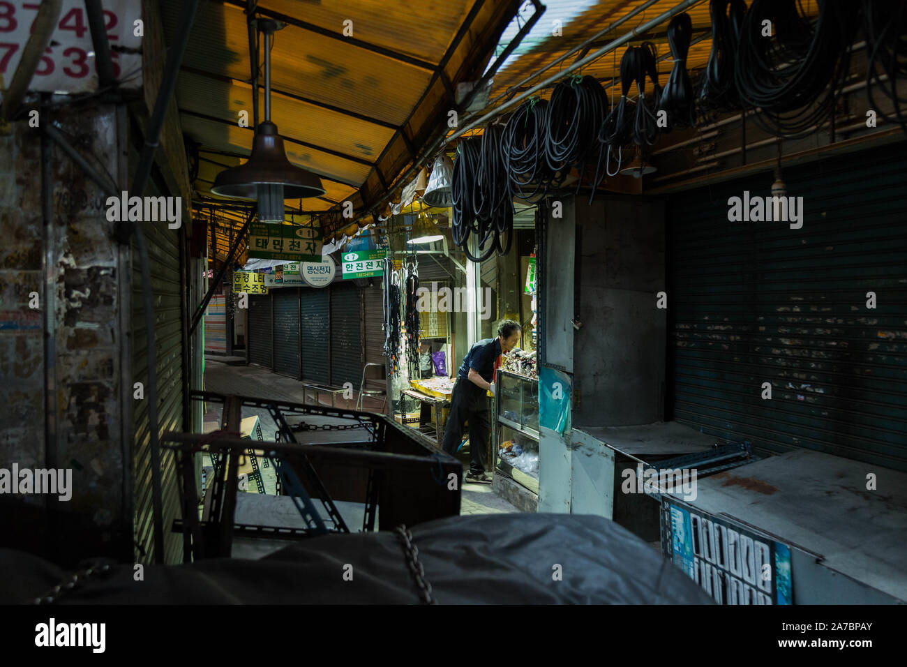 Ein ladenbesitzer schließen sein Geschäft für den Tag in einem der Dongdaemun Market Street in Seoul, Südkorea. Stockfoto