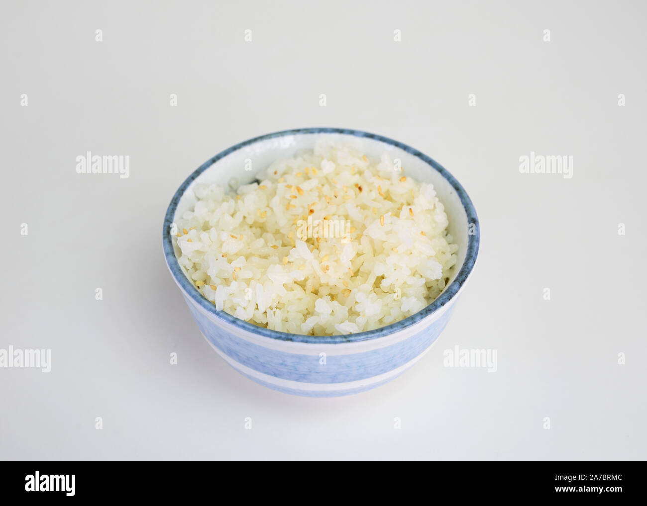 Japanische reife Reis mit Sesam in Keramik blau Schale Stockfoto