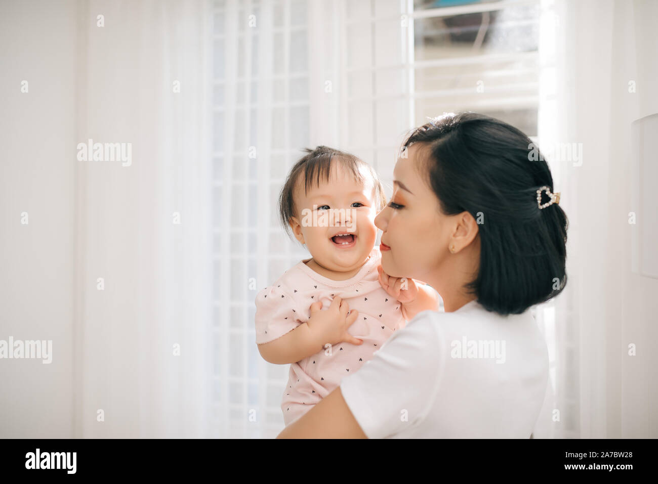 Alleinerziehende Mutter und Tochter portrait. Glückliche Familie und Menschen Konzept. Mutter und Kinder Tag Thema. Stockfoto