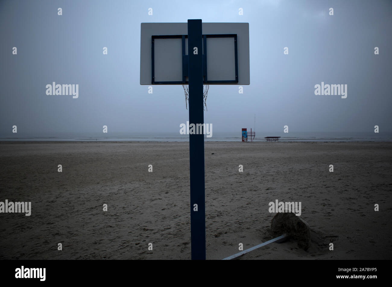 Basketball Backboard am Strand von Pärnu. Stockfoto