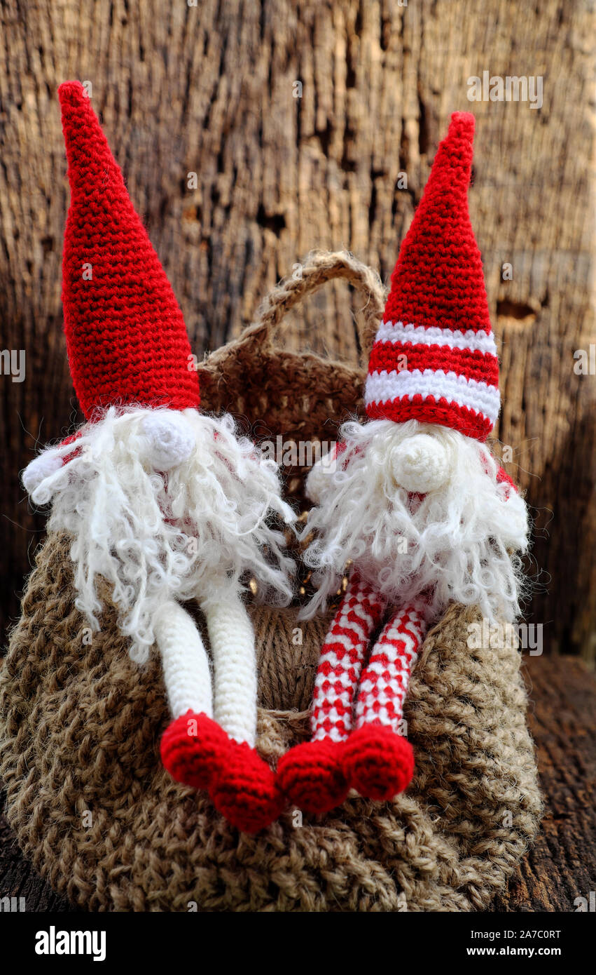 Konzept feier Winter Saison mit zwei roten Weihnachten gnome Ornament gemeinsam entspannen, niedliche handgefertigte Stofftier tragen lange Hut, weißen Bart Stockfoto