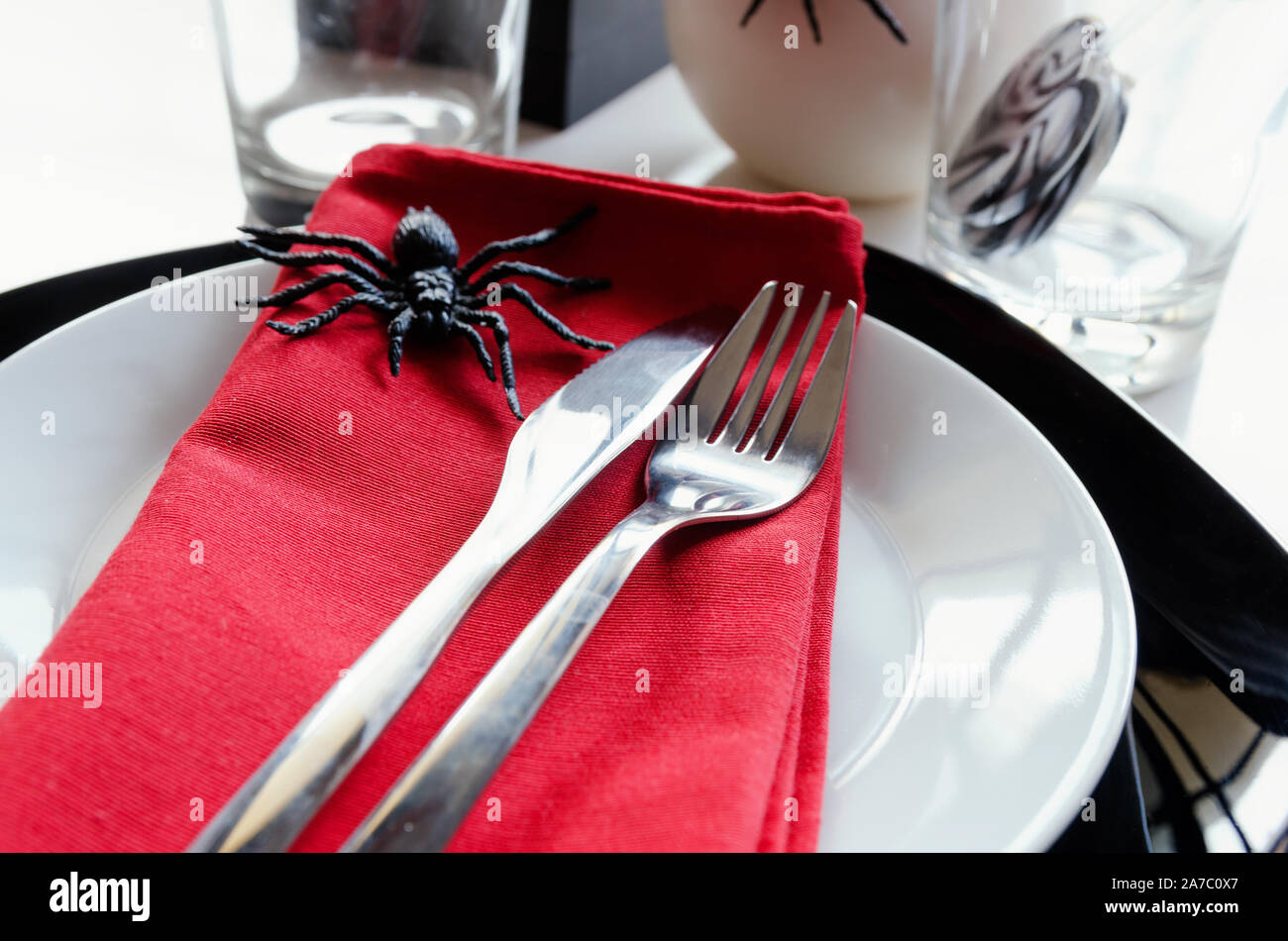 Nahaufnahme von Halloween Tabelle Einstellungen in Rot Schwarz Farben. Happy Halloween Party Konzept. Stockfoto