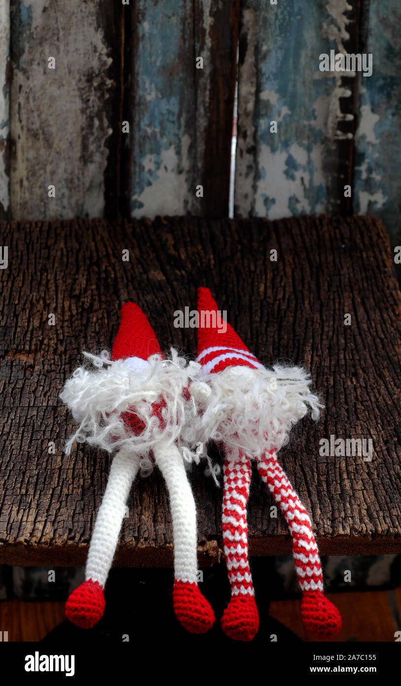 Konzept feier Winter Saison mit zwei roten Weihnachten gnome Ornament gemeinsam entspannen, niedliche handgefertigte Stofftier tragen lange Hut, weißen Bart Stockfoto