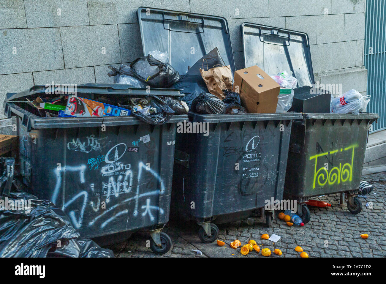 Große volle Abfalleimer in der Straße von Porto - Portugal Stockfoto