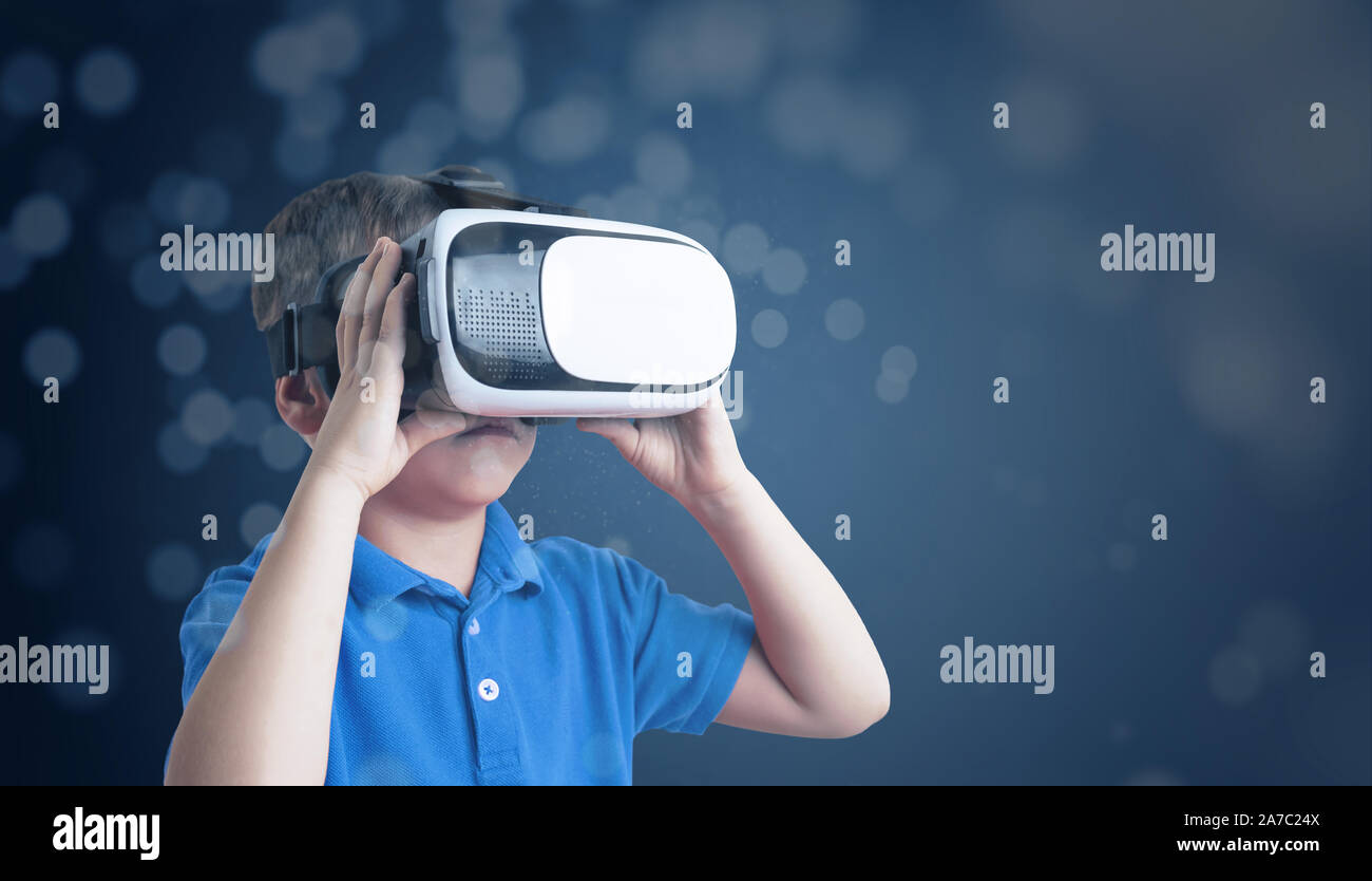 Junge mit Virtual reality Headset. Konzept futuristische abstract Kreise. Blauen Hintergrund. Leere Headset für Text, Logo oder Promotion. Stockfoto