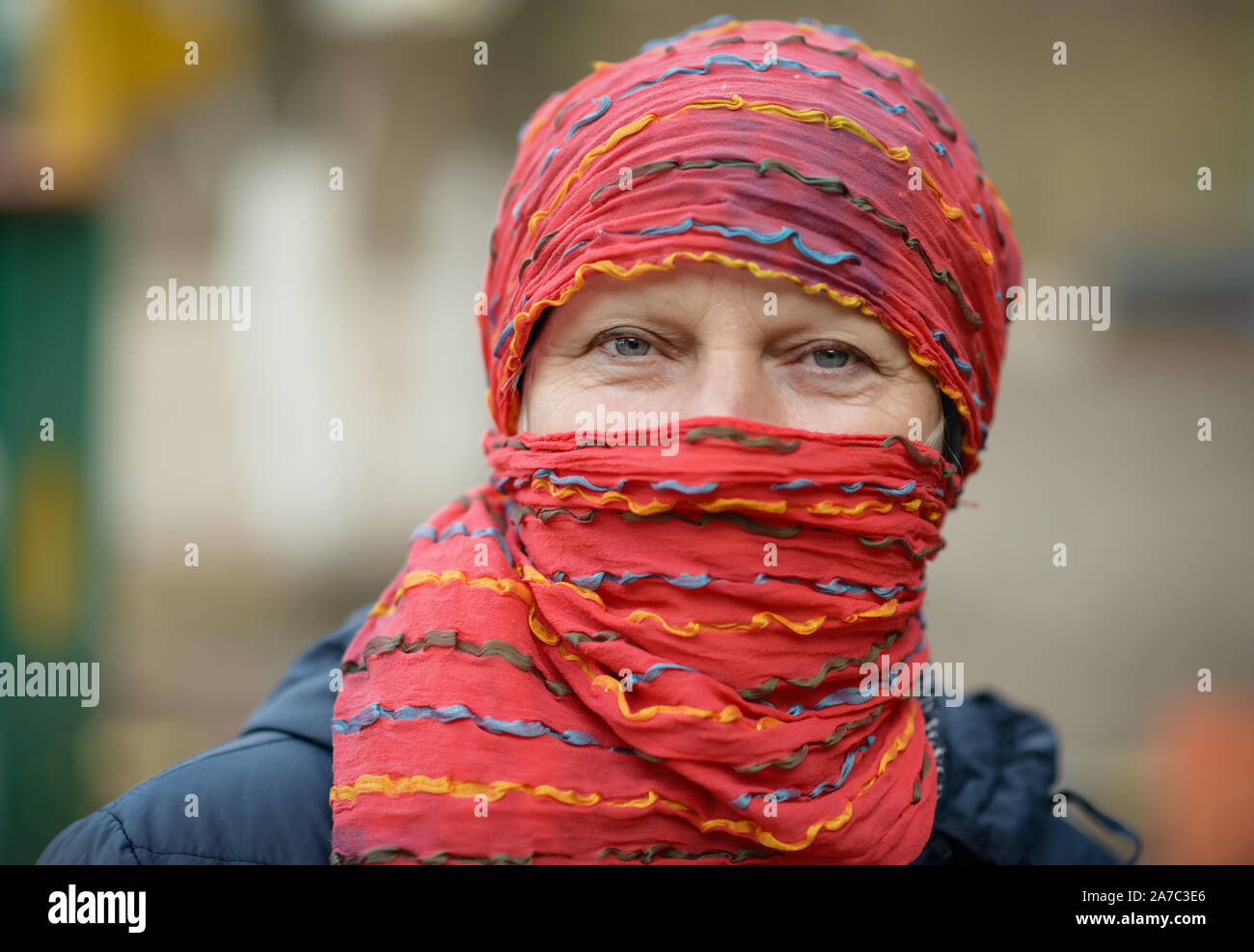 Porträt einer schönen Frau mittleren Alters in roten Schal. Stockfoto