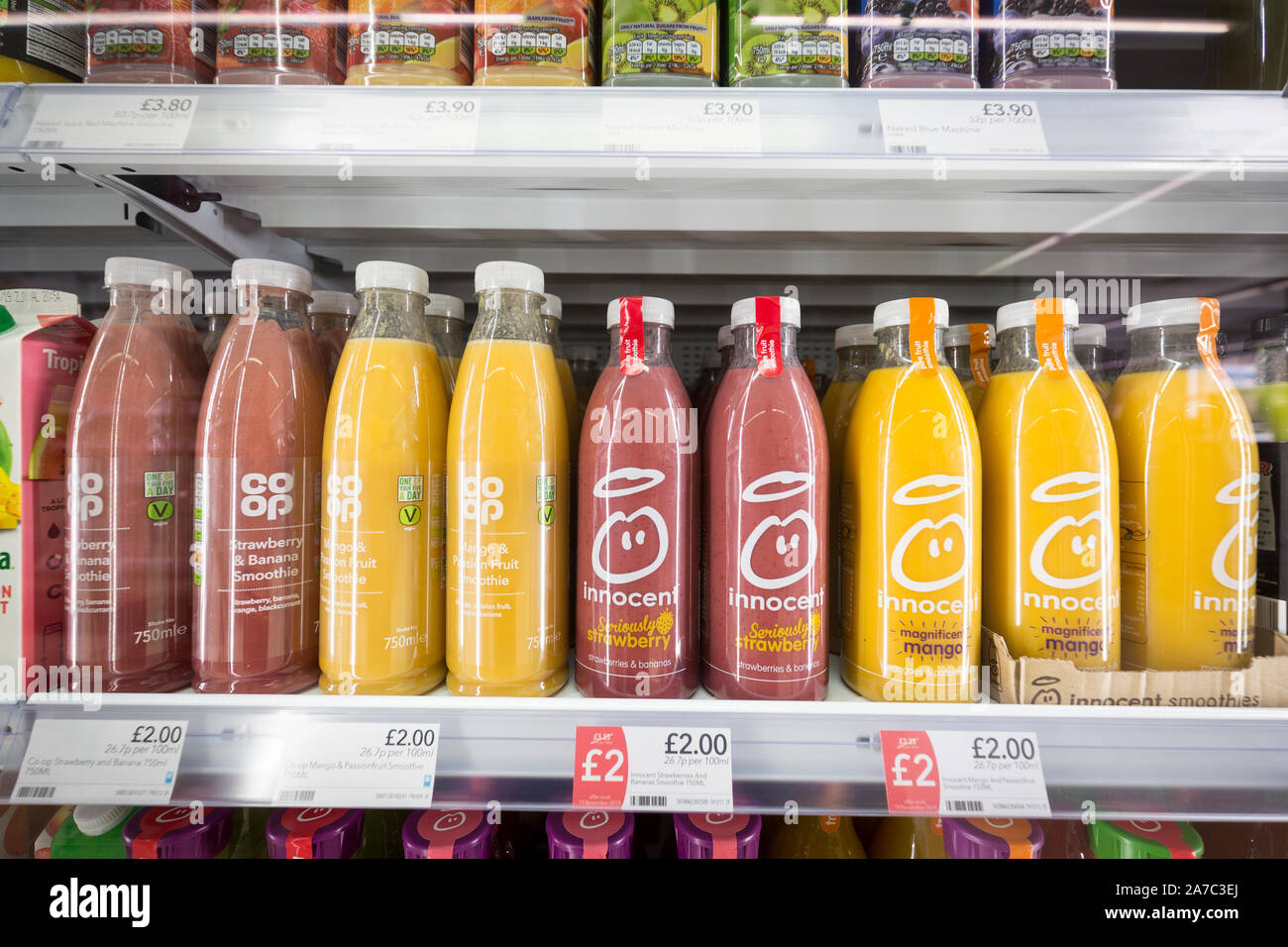 Bilder zu einem co-op Lebensmitteln lagern. Unschuldige Getränke in den Regalen Stockfoto