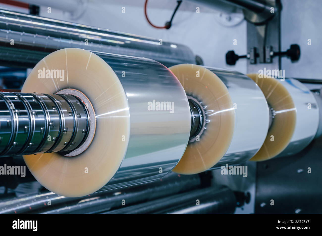Rolle von Kunststoffverpackungen Film über die automatische Verpackungsmaschine in Essen Produkt factory. Industrie und Technologie Konzept. Stockfoto