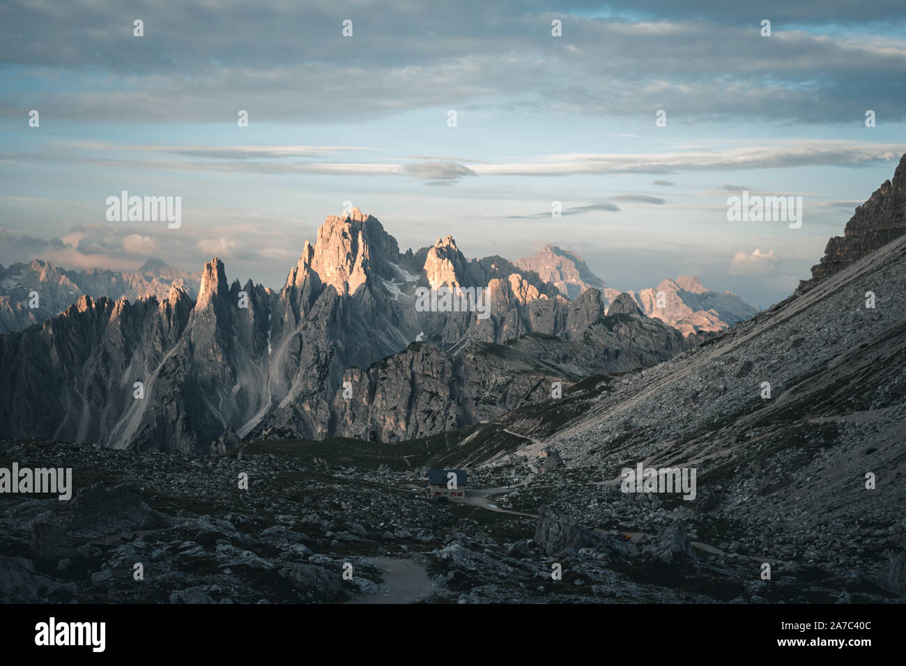 Schöne alte traditionelle Rifugio mit den Dolomiten im Hintergrund, Italien Stockfoto