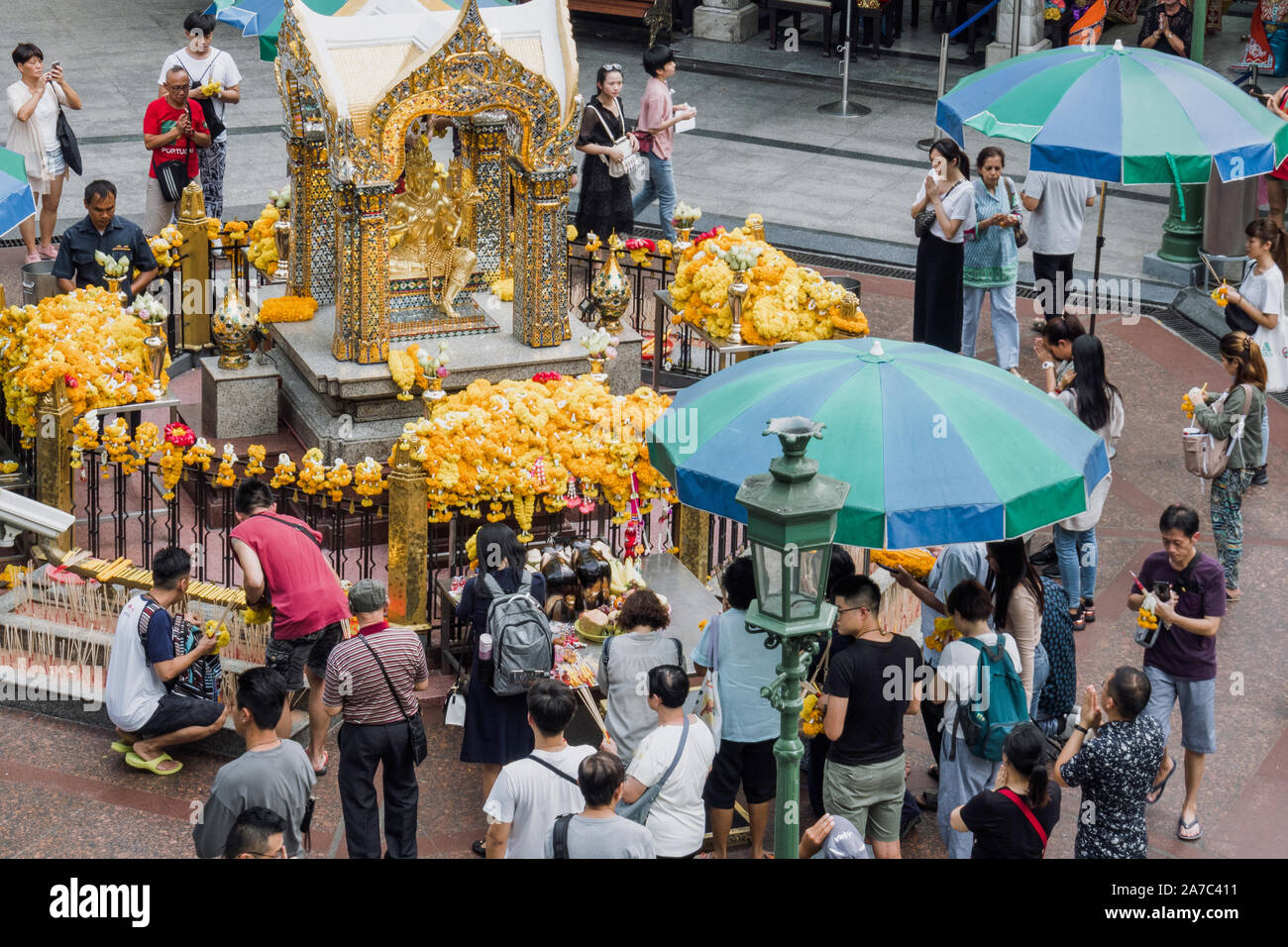 Bangkok, Thailand - 25. September 2019: Unbekannter Touristen und thailändischen Menschen beten, die berühmten Erawan Schrein an der Ratchaprasong Kreuzung Respekt, Ban Stockfoto