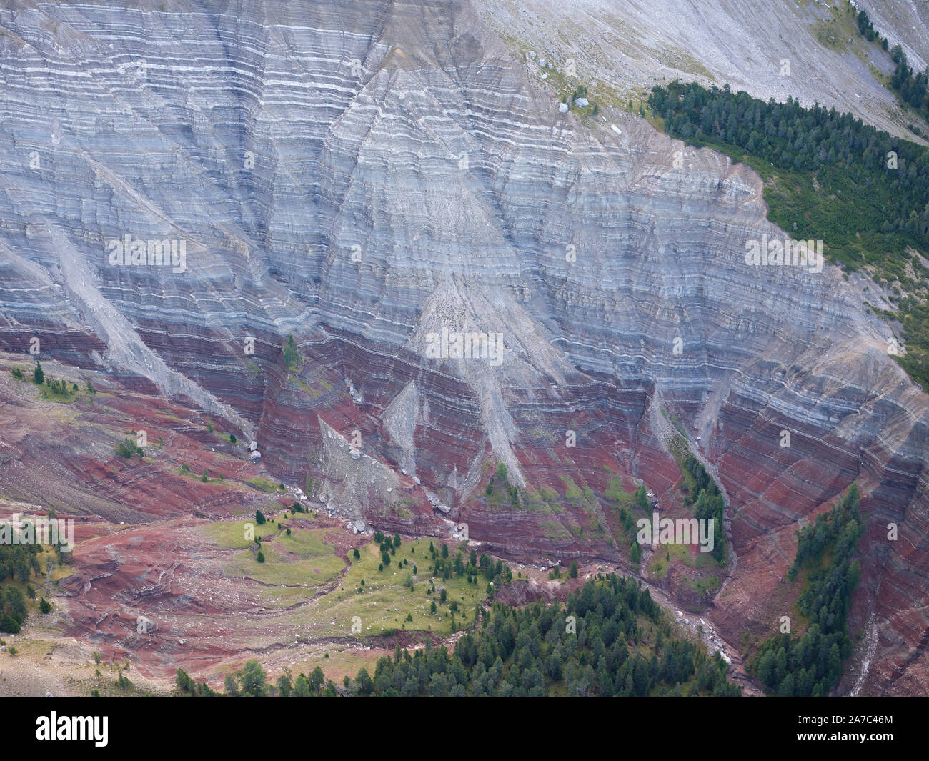 LUFTAUFNAHME. Mehrfarbige Schichten an einem steilen Hang von Sedimentgesteinen. Seceda, Gröden, Dolomiten, Südtirol, Italien. Stockfoto
