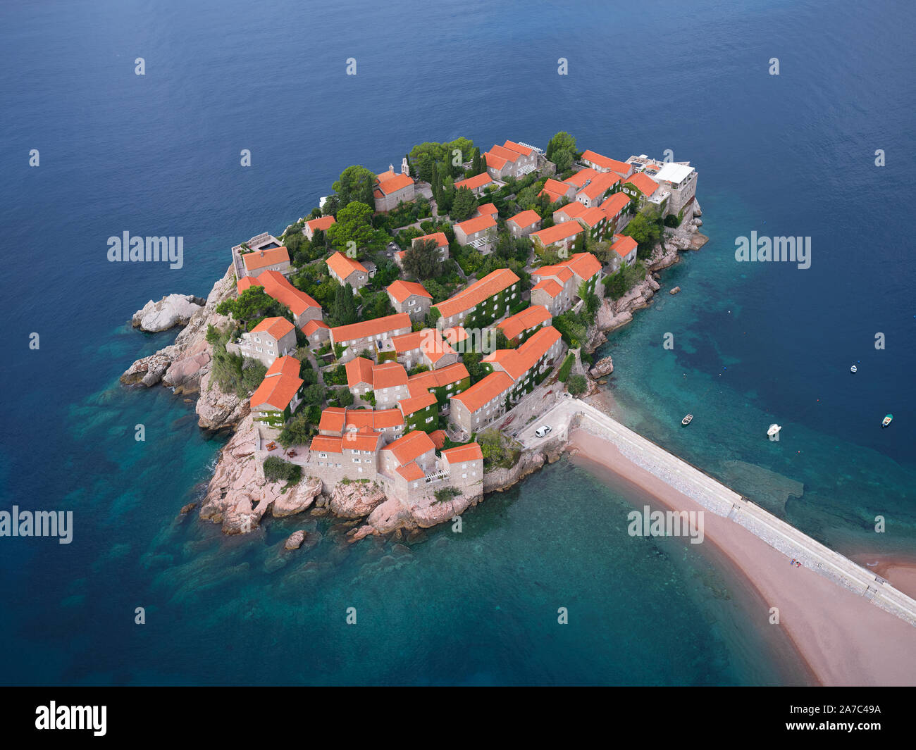 LUFTAUFNAHME. Fünf-Sterne-Hotel auf einer gebundenen Insel, erreichbar durch einen sandigen Tombolo. Sveti Stefan, Montenegro. Stockfoto