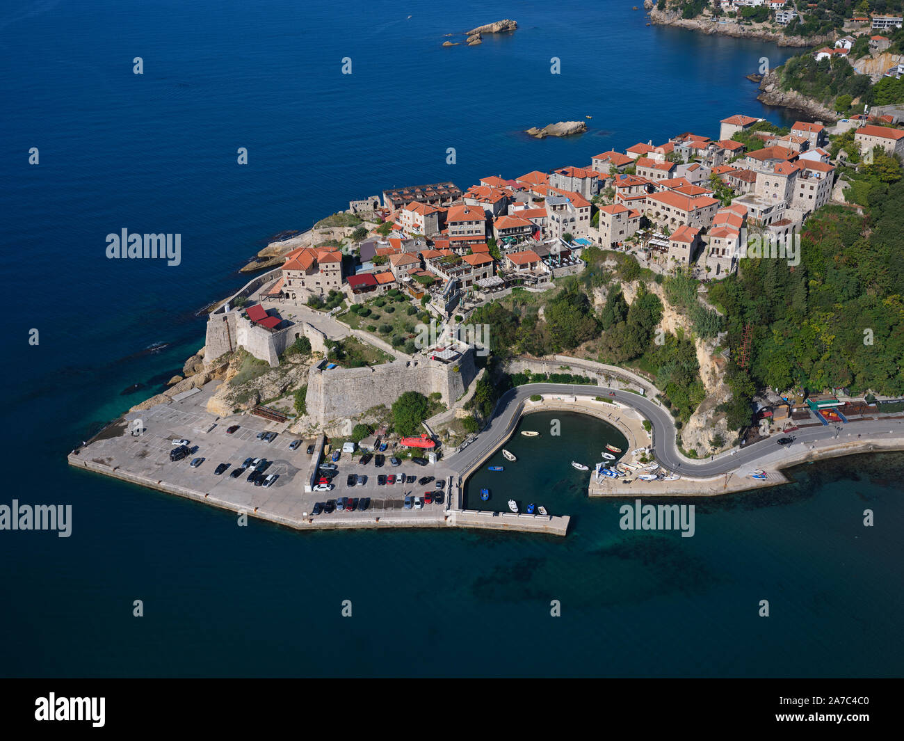 LUFTAUFNAHME. Historische Stadt auf einem Felsvorsprung über der Adria. Ulcinj, Montenegro. Stockfoto