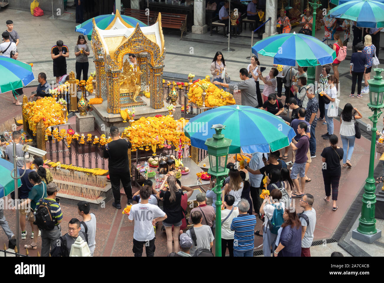 Bangkok, Thailand - 22. Oktober 2019: Unbekannter Touristen und thailändischen Menschen beten, die berühmten Erawan Schrein an der Ratchaprasong Kreuzung Respekt, Bangk Stockfoto
