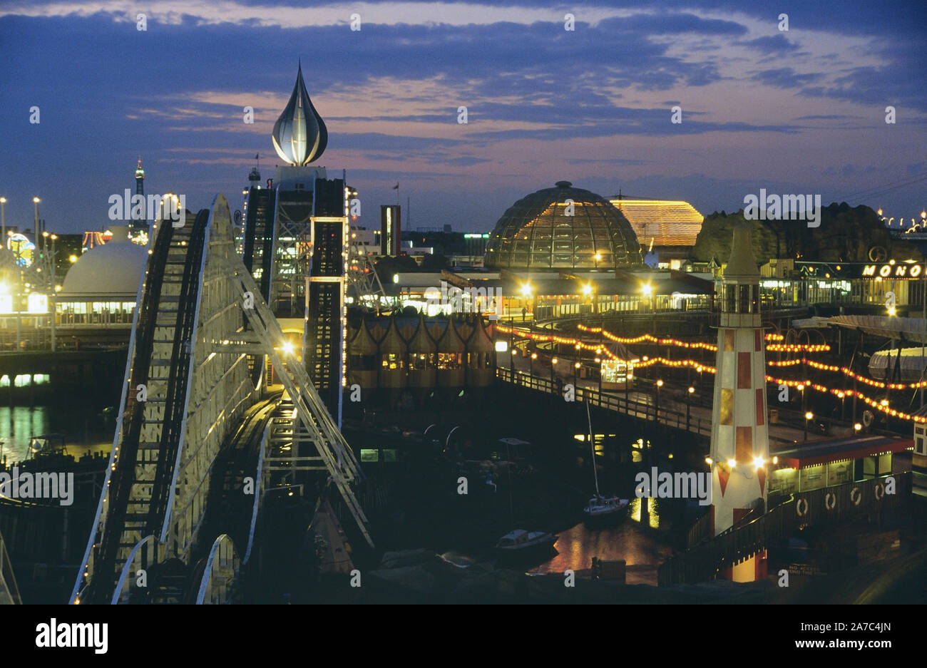 Big Dipper Holzachterbahn bei Nacht, Blackpool Pleasure Beach, Lancashire, England, Großbritannien. Ca. 80er Stockfoto
