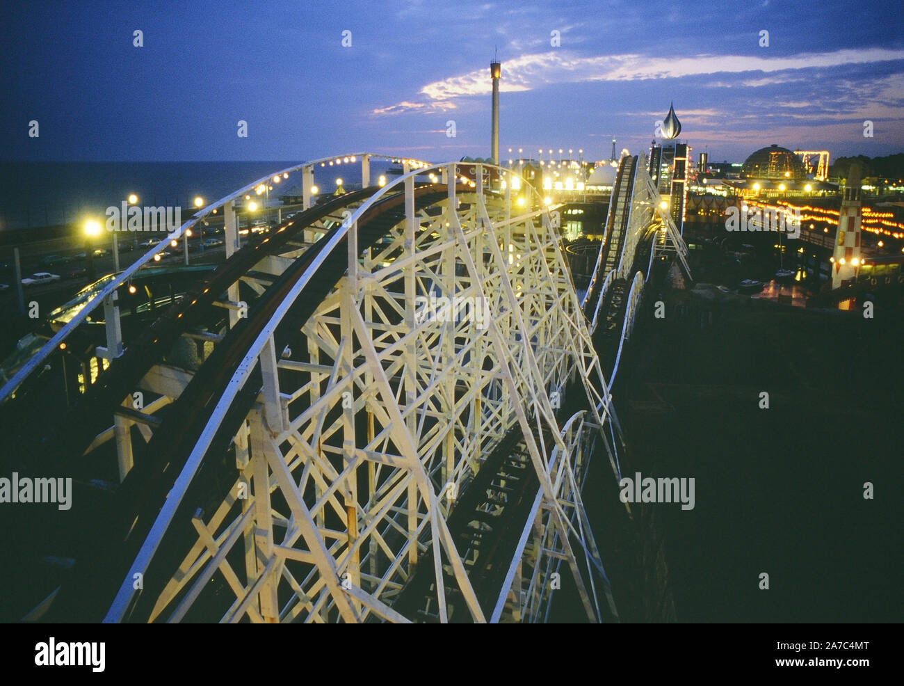 Big Dipper Holzachterbahn bei Nacht, Blackpool Pleasure Beach, Lancashire, England, Großbritannien. Ca. 80er Stockfoto