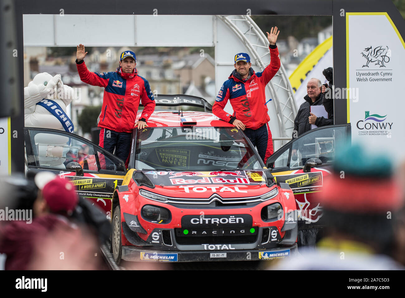 Sebastien Ogier und Julien Ingrassia auf dem Podium an der Abschlussfeier Feiern des 2019 WRC Wales Rally GB in Llandudno, Wales, Großbritannien Stockfoto
