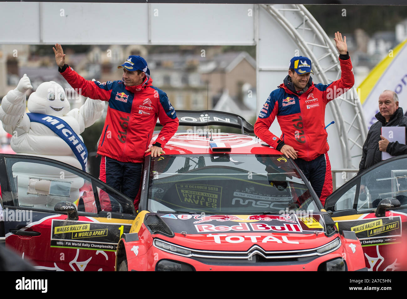 Sebastien Ogier und Julien Ingrassia auf dem Podium an der Abschlussfeier Feiern des 2019 WRC Wales Rally GB in Llandudno, Wales, Großbritannien Stockfoto