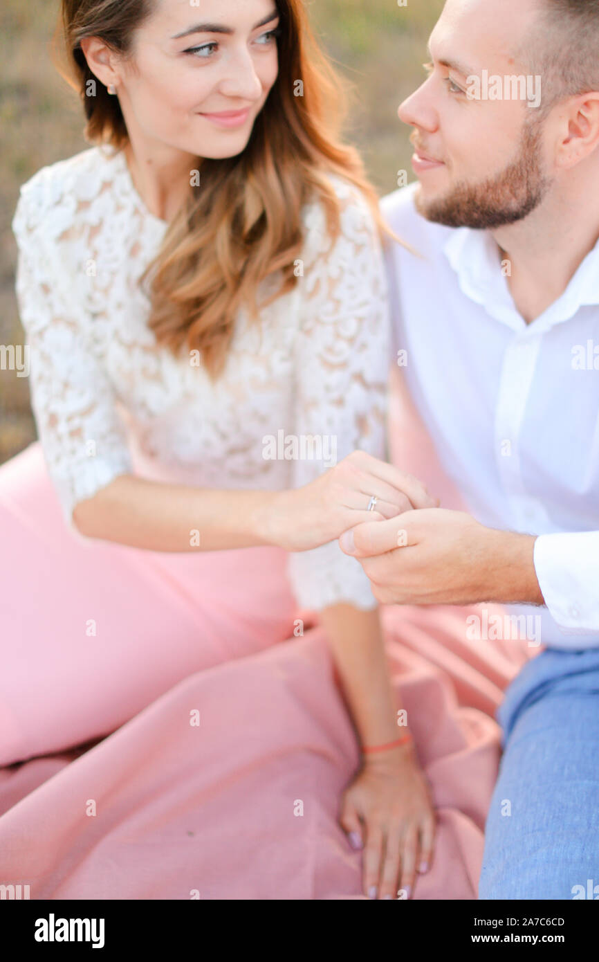 Nahaufnahme der kaukasischen Frau andman, halten sich an den Händen konzentrieren. Stockfoto