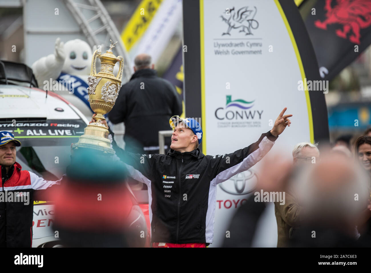 Ott Tanak feiert seinen Gewinn bei der Siegerehrung feiern des 2019 WRC Wales Rally GB in Llandudno, Wales, Großbritannien Stockfoto