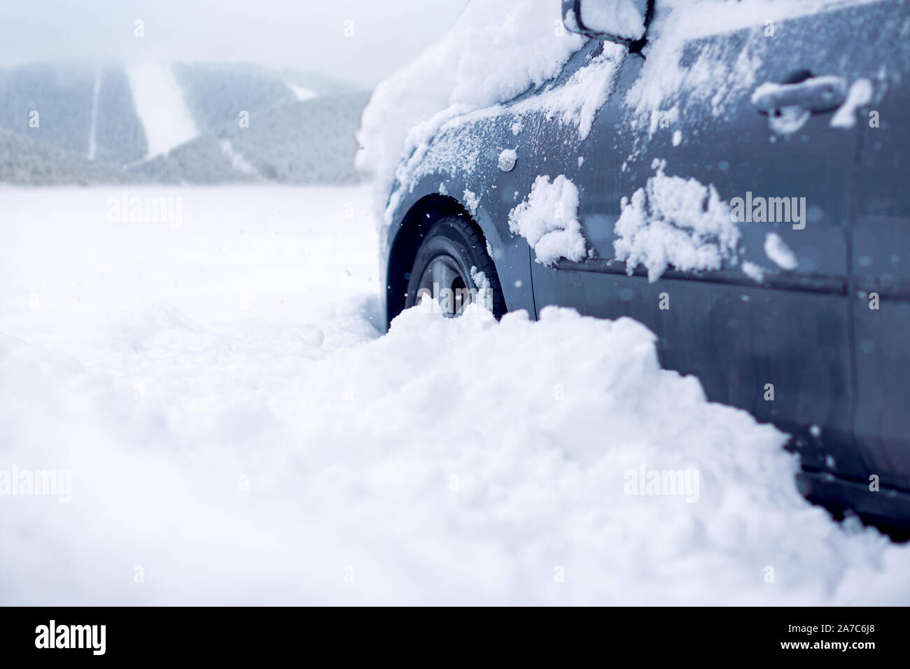 Schnee bedeckt Auto an einem kalten Wintertag. Gefrorene Auto im Winter Schnee bedeckte, Hintergrund Stockfoto