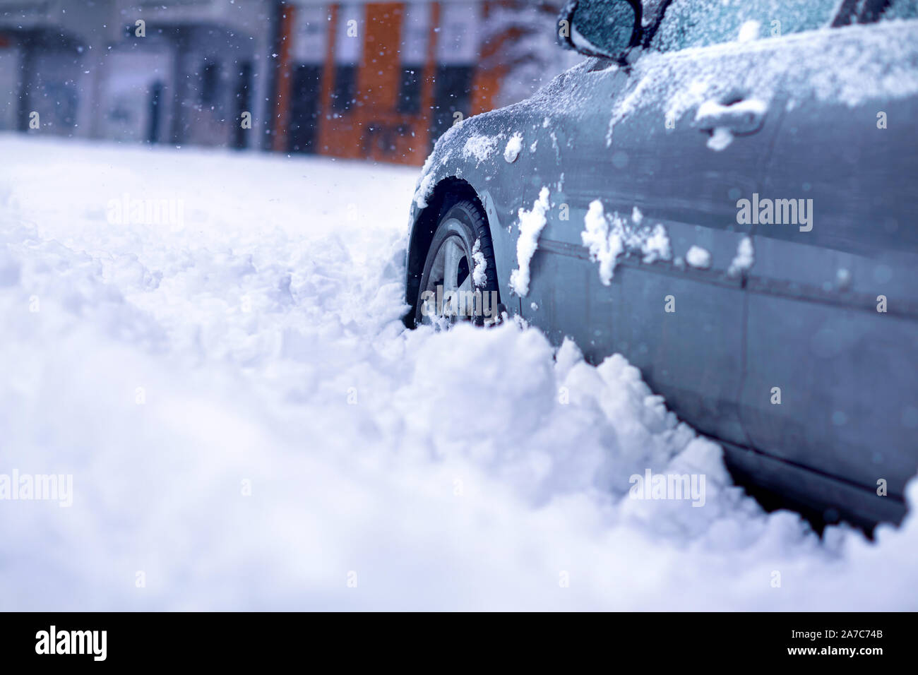 Winter Probleme der Autofahrer. Auto auf einer verschneiten Straße. car Stuck in Snow. Winter Tag. Stockfoto