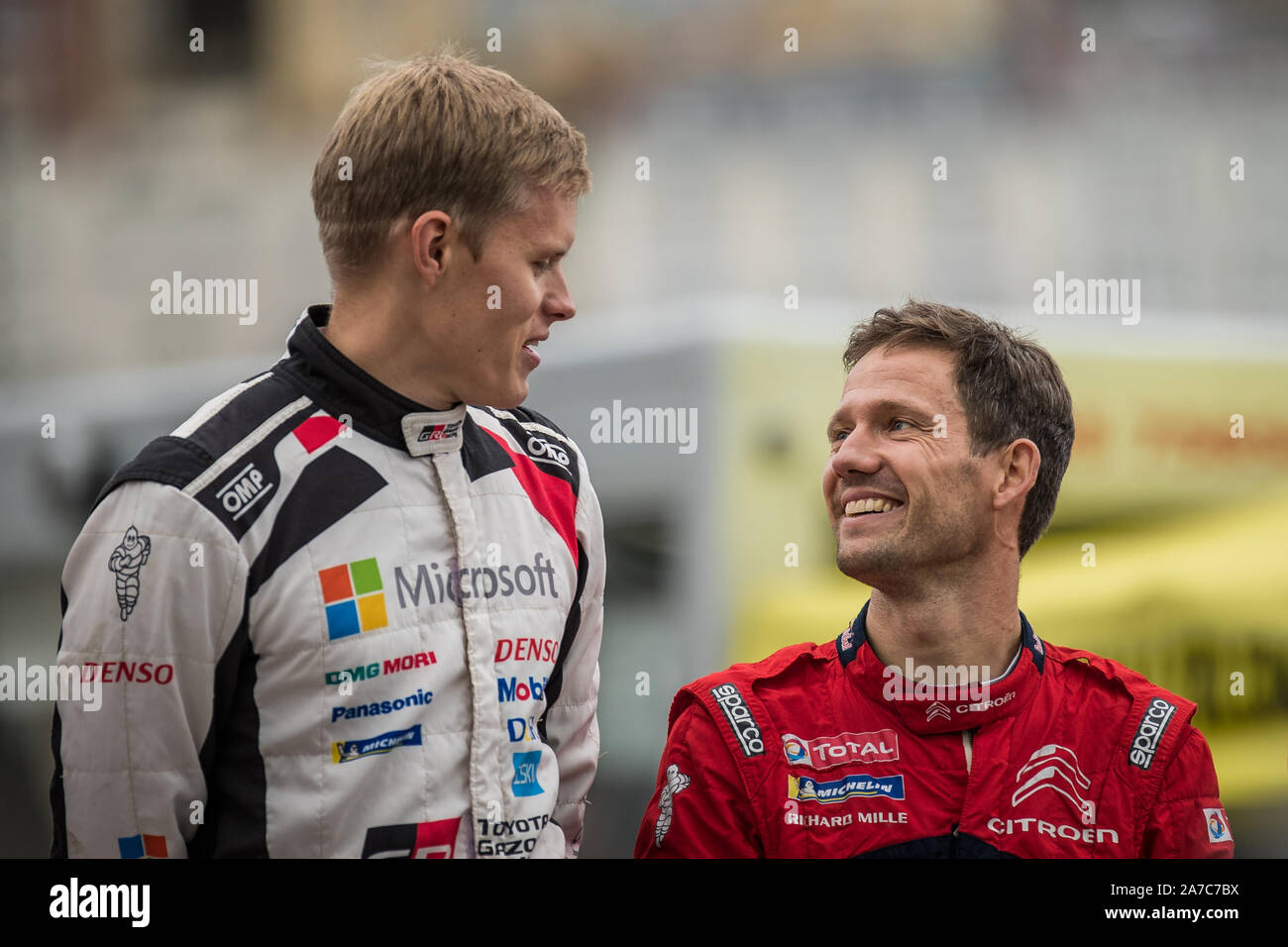 Ott Tanak und Sebastien Ogier auf dem Podium an der Abschlussfeier Feiern des 2019 WRC Wales Rally GB in Llandudno, Wales, Großbritannien Stockfoto